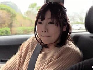 Japanilainen teini 18+ poimitaan ensimmäistä kertaa imemään vanhan miehen autoon sensuroimatta.