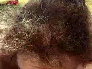 통통한 BBW가 공공 야외 관음 장면에서 지저분한 블로우잡 해줘