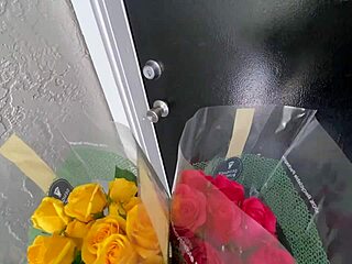 Kaksi huoraa jakavat massiivisen mustan kyrvän ahneilla huulilla