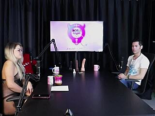 Ξανθιά γδύνεται σε κόκκινο διάφανο εσώρουχο σε σπίτι swingers μετά σχόλια καλεσμένων