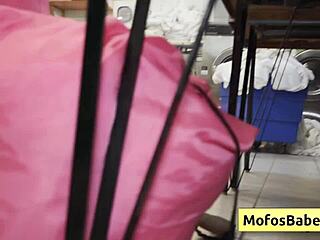 ניקי מארס וג'ייסון לג'נד, טינס סקסיים בני 18+ בלונדינית, רוכבים על זין ענק בבית כביסה ציבורי