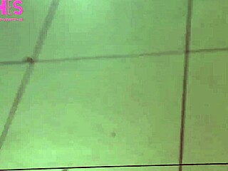 Gospod ponižuje sužnjo Moniko Fox z urinom in trdim analnim jebanjem