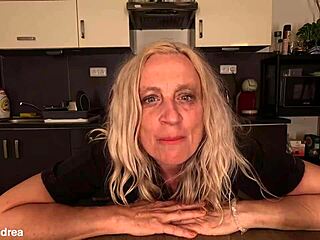 이상한 새 섹스 토이로 음부 탈출 시켜서 미치게 만들기