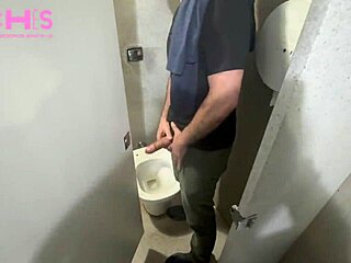 Gospod ponižuje sužnjo Moniko Fox z urinom in trdim analnim jebanjem