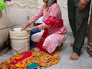 Dočerta! Bhabhi vŕtaná počas prania šiat v riskantnom vonkajšom rýchlom kúpeľni