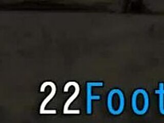 キンキーな痴女が足で射精を引っ張る