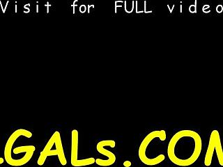 Schattige babes strelen en spelen op livecam voor kijkers