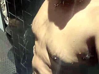 네가 무릎 꿇고 내 거대한 자지 빨고 싶지?