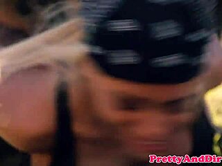 Model glamor tertangkap naik kontol pegawai sempadan di tempat kerja dalam adegan fetish taboo