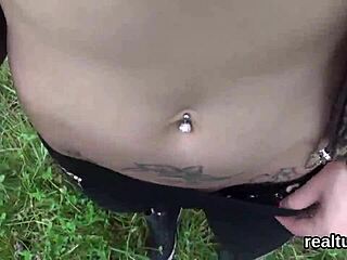 Česká mladá žena 18+ sváděná v obchodě pro POV drcení