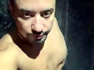 네가 무릎 꿇고 내 거대한 자지 빨고 싶지?