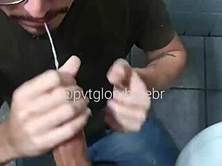 Chupei o dotado na cabine do banheiro completo