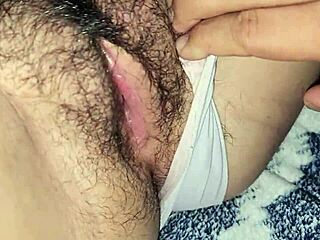 Клоуз-ъп на сочните гащи и стенещата пичка на сладката балдъза Мария