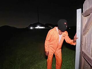 Я трахнул того заключенного своим большим черным членом