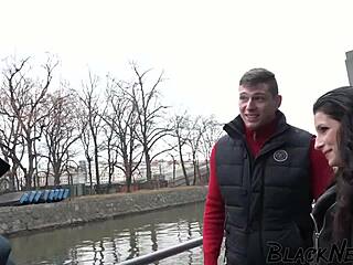 검은 머리 아마추어가 큰 검은 자지로 뚱뚱한 엉덩이 지저분하게 박힘!