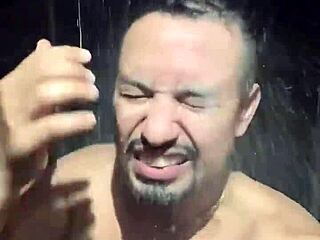 네가 무릎 꿇고 내 거대한 자지 빨고 싶지?