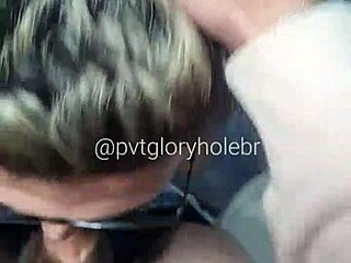 Chupei o dotado na cabine do banheiro completo