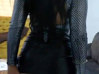 Wanita berlekuk sedap tunggu pakaian super minta diledakkan