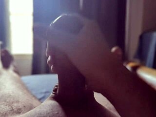 Masturbiram se s sončnimi žarki skozi okno, tako relax