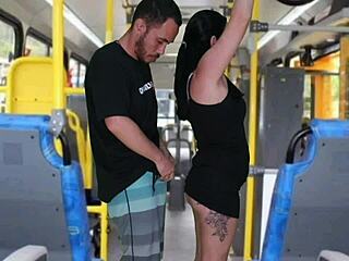 Yo, ta grozni stari tip otipa in drka na bruneto v avtobusu!