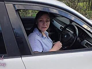 Håret moden milf svelger sæd i offentlig bil