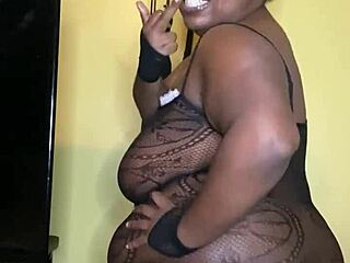 페미돔 에보니 검증에 큰 엉덩이와 혀.