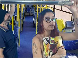 Kızıl Saçlı Güzel Öğrenci Otobüste Yabancı Tarafından Elleleniyor Minik Etekle