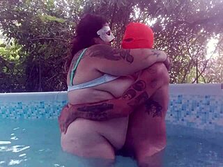 Creampie op gigantische tieten bij zomerzwembad met geile milf