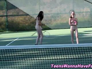 Najstnice lezbijke se potapljajo v pičke na zabavi! 😘