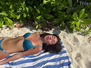 公共海滩她尿在我身上！