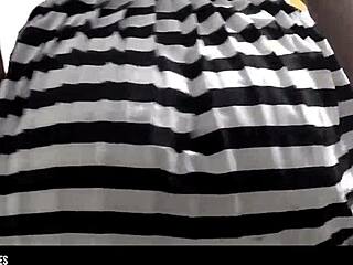 Seksowna laska pokazuje majtki w gorącej bieliźnie