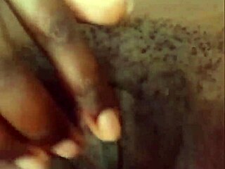 我被抓到手指湿润小穴