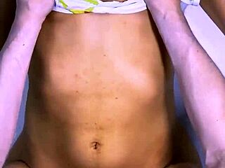 el padrastro y la mejor amiga compartieron una risa traviesa en la cocina y termin�ron bes�ndose