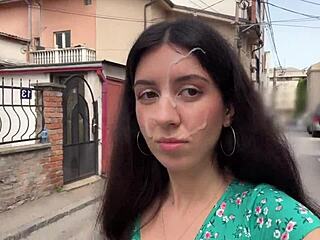 Brunette devojka gubi igru, šeta javno sa kuminom na licu