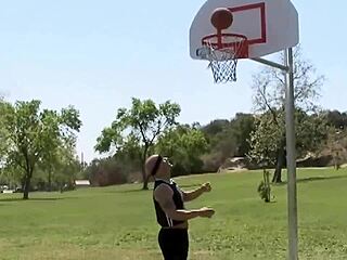 أصحاب قديمين يستكشفون اتصالهم الأول الحميم بلمسات ناعمة ولحظات مشتركة