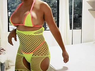 継母をアダルトビデオでフラグって美味しいお尻を犯してイカせる