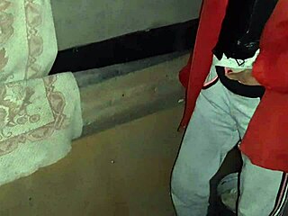 Intímni swingers v divokej orgii s bozkami a skupinovým sexom