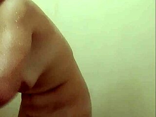 Hey, tengok video pancuran panas saya dengan aksi jari basah!