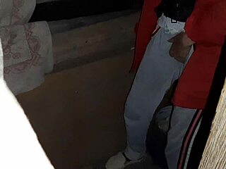 Swingeri intimi se angajează în orgie sălbatică cu săruturi și sex în grup