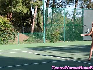 Najstnice lezbijke se potapljajo v pičke na zabavi! 😘