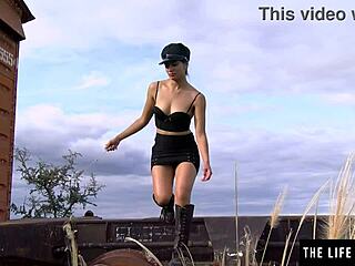 Hej, táto krásna baba sa dotýka v starom železničnom vagóne. Také divoké miesto na show s chlpatou pičkou!