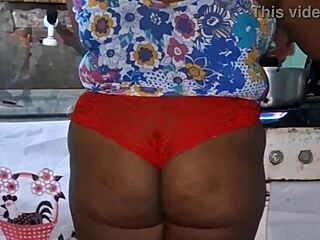 장난기 많은 에보니 크렌테가 큰 엉덩이로 부엌에서 와일드해짐