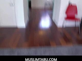 Ma copine pinay de 18 ans adore enfoncer ses 3 doigts