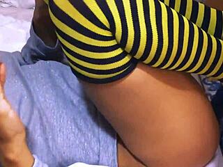 La estudiante seduce al profesor en su oficina después de clases