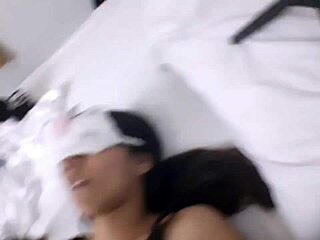 Busty college-jente knuller beste venn hardt etter time som svikeful kjæreste