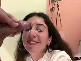 Девојка једе ручак са спермом на лицу јавно