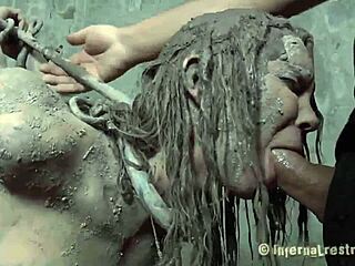 Sadomazohistična akcija s seksi tesno pičko v hardcore pasji dominaciji!