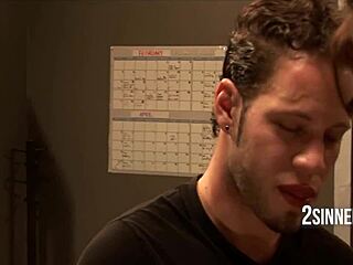 猛男学生在粗暴三人行中支配老师和教授的妻子。