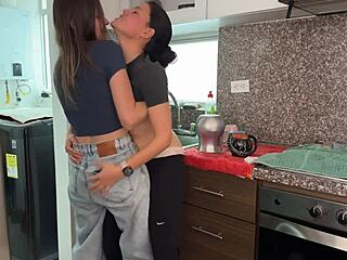 Η σέξι γειτόνισσά μου αγαπάει να της κάνω παρέα για καφέ και δακτυλισμό!