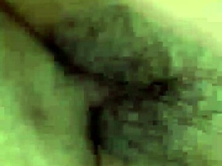 Lihat pussy berbulu ketat ini